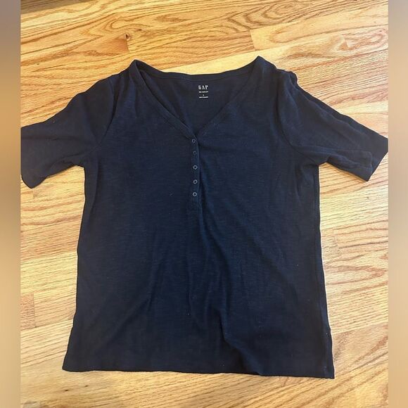 GAP Women’s Short Sleeve Essential Rib Henley T-Shirt - Picture 3 of 4